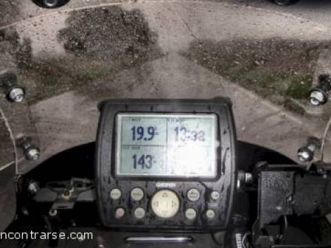 UN MOTOCICLISTA EN LA RUTA