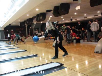 Encuentro  7219 15 COMPAGINEROS Y COMPAGINERAS... HE AQUI... EL BOWLING 