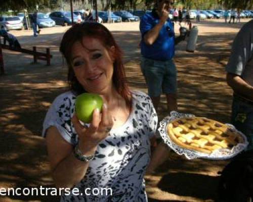 Cris haciendo dieta jajajaj !!! con una manzana y una flora en la mano !!! :Encuentro Grupal PALERMO.... UNA SALIDA DE PADRES E HIJOS!!!!
