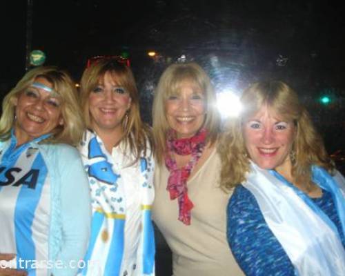 QUE LINDAS ARGENTINAS!!! JAJA :Encuentro Grupal En mistica Festejamos el día del Padre y Vemos el 1º Partido de ARGENTINA!!!!