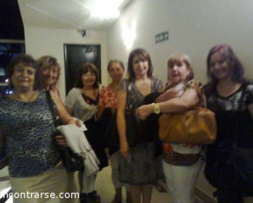 Algunas de las chicas esperando en la fila para entrar a la sala del cine!! :Encuentro Grupal Sábado.. Buen Cine en Belgrano!! 