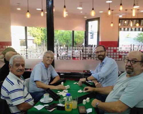 La primer mesa en conformarse fue la de los caballeros: Carlos, Néstor, Jorge y Florentino :Encuentro Grupal Jugamos al RUMMY en Monte Castro