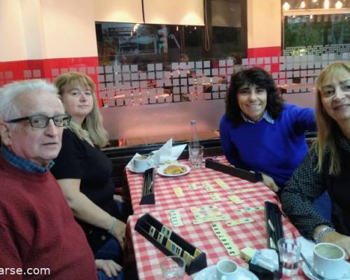Linda mesa compartí con Ale, Victoria y Roberto :Encuentro Grupal JUGAMOS AL RUMMY MONTE CASTRO