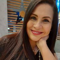   Mujer de 57 años Puerto Madero