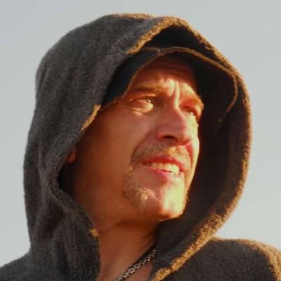  Hombre de 64 años Flores