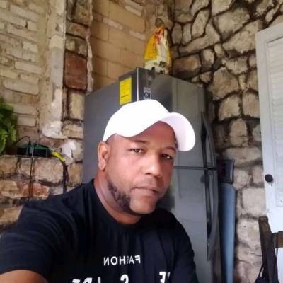  Hombre de 42 años Cuba