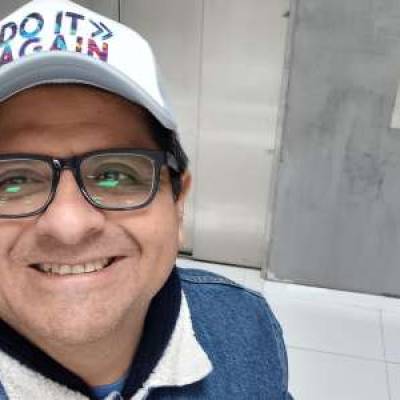  Hombre de 54 años 25 de Mayo