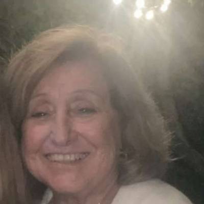  Mujer de +74 años Escobar