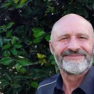  Hombre de 65 años Alte. Brown
