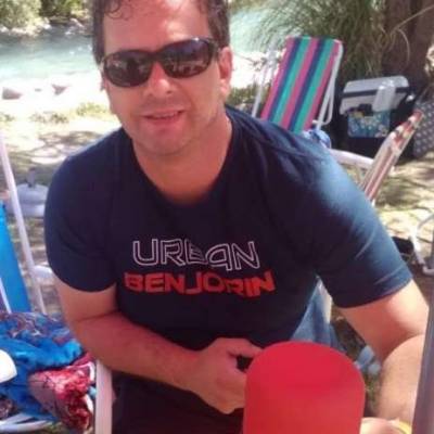  Hombre de 49 años Moreno