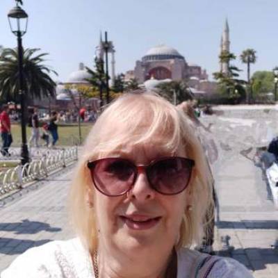  Mujer de 69 años Moreno
