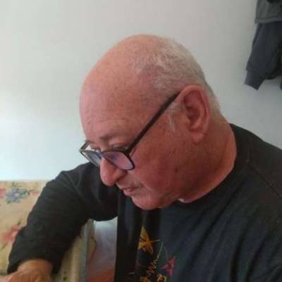  Hombre de 74 años Constitución