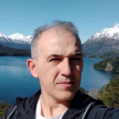  Hombre de 57 años Moreno