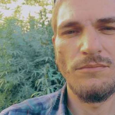  Hombre de 41 años Alte. Brown