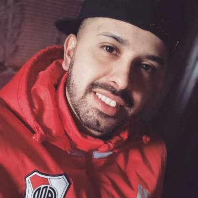  Hombre de 32 años Alte. Brown