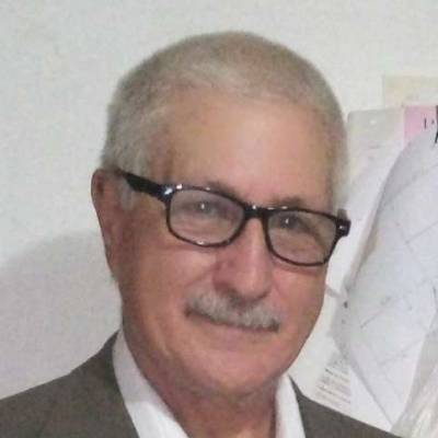  Hombre de +74 años Bernal