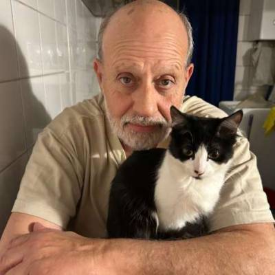 Hombre de 64 años Parque Chacabuco