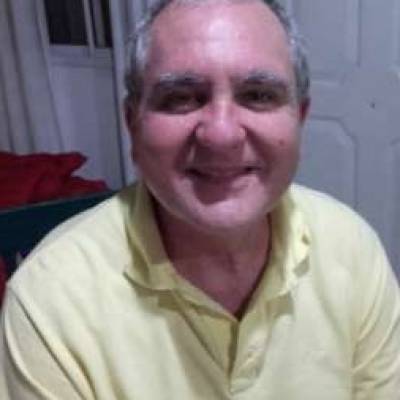  Hombre de 67 años Moreno