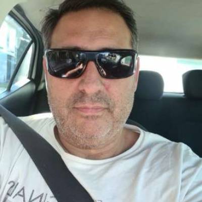  Hombre de 48 años Moreno