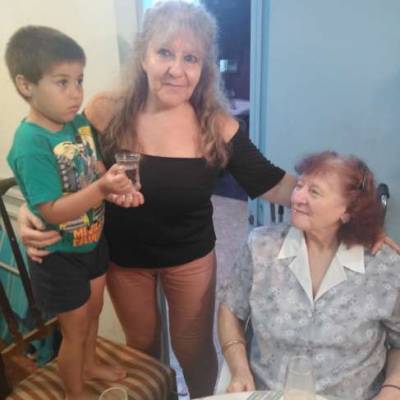 Conocer mujer de 67 años que vive en Parque Avellaneda 