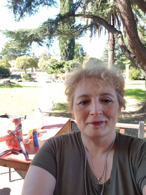 Conocer mujer de 61 años que vive en Lanus 