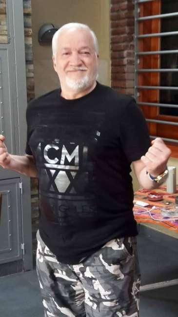 Conocer hombre de 72 años que vive en Lomas de Zamora 