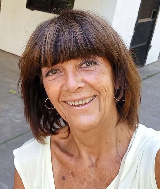 Conocer mujer de 66 años que vive en Parque Avellaneda 