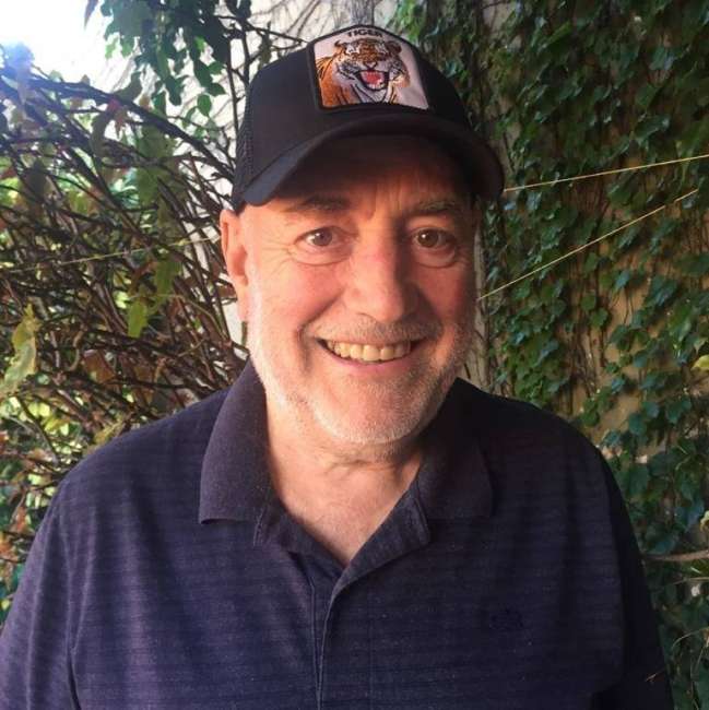 Conocer hombre de 71 años que vive en Lomas de Zamora 