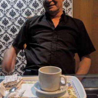 Conocer hombre de 69 años que vive en Rosario 