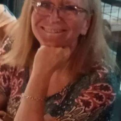 Conocer mujer de 64 años que vive en Villa Urquiza 