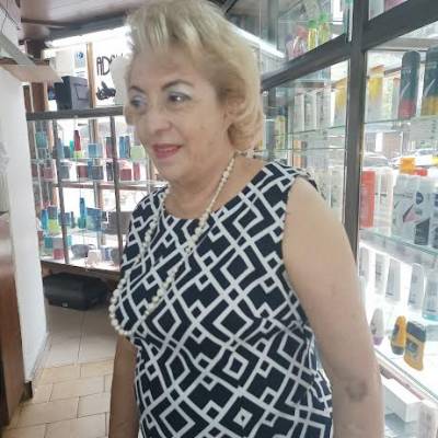 Conocer mujer de 81 años que vive en Recoleta 