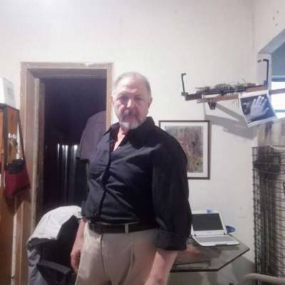 Conocer hombre de 63 años que vive en Velez Sarsfield 