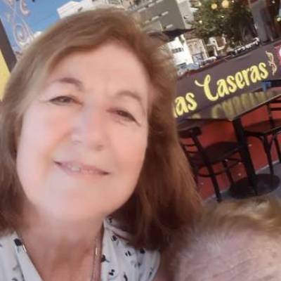 Conocer mujer de 70 años que vive en Caballito 