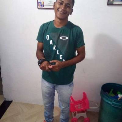 ESNEIDE es una hombre de 28 años que busca amigos en Antioquia 