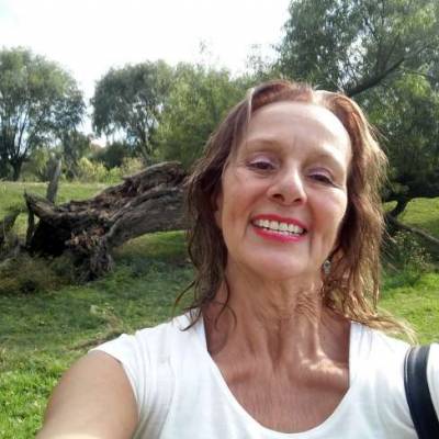 Conocer mujer de 67 años que vive en Parque Avellaneda 