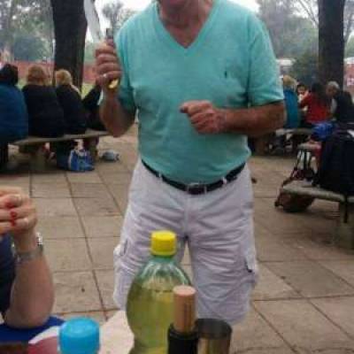 Conocer hombre de 72 años que vive en Avellaneda 