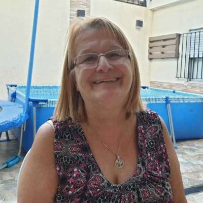 Conocer mujer de 72 años que vive en Villa Lugano 