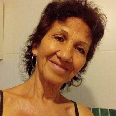 Conocer mujer de 69 años que vive en Saavedra 