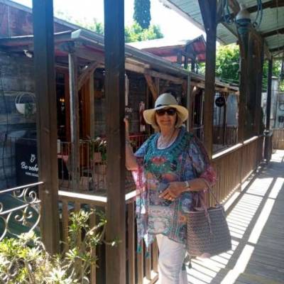 Conocer mujer de 74 años que vive en Lomas de Zamora 