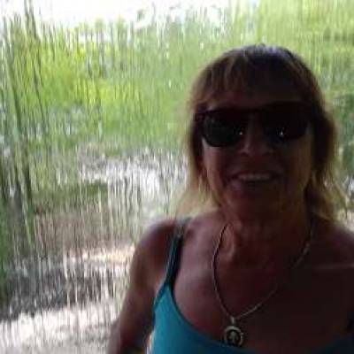 Conocer mujer de 64 años que vive en Nueva Pompeya 