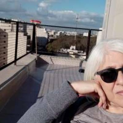 Conocer mujer de 58 años que vive en Parque Patricios 