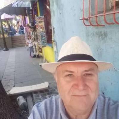 Conocer hombre de 70 años que vive en Caballito 