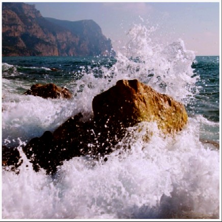 La Vida Es El Romance Entre El Mar Y La Roca