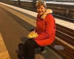 NACIONAL Y POPULAR ..: ARGENTINOS: QUIÉN ES REALMENTE ALGUIEN " NACIONAL Y POPULAR " ? Una mujer sueca está esperando un tren para regresar a casa. Ella consiguió un sándwich para una comida noctu NACIONAL Y POPULAR ..: ARGENTINOS: QUIÉN ES REALMENTE ALGUIEN " NACIONAL Y POPULAR " ? Una mujer sueca está esperando un tren para regresar a casa. Ella consiguió un sándwich para una comida noctu