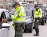 Para estar informados... ..: @AlertasTransito Hoy comienza la fiscalización del uso del celular cuando conducís.
Multa $ 247.000 pesos.
Ni cuando está el semáforo en rojo se puede utilizar.
Para estar informados... ..: @AlertasTransito Hoy comienza la fiscalización del uso del celular cuando conducís.
Multa $ 247.000 pesos.
Ni cuando está el semáforo en rojo se puede utilizar.