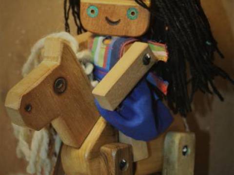 Muñeca Artesanal de Madera
