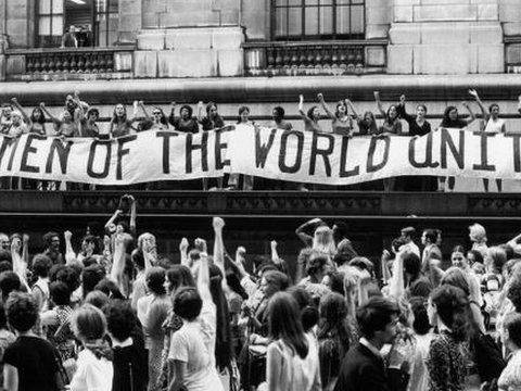 ..brindo por las REVOLUCIONARIAS...!!!!