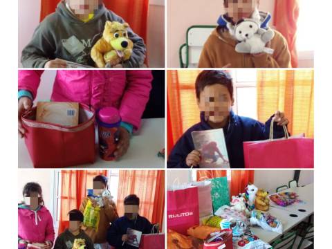 ¡Felices por los juguetes recibidos!