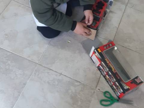 Elías con su regalito