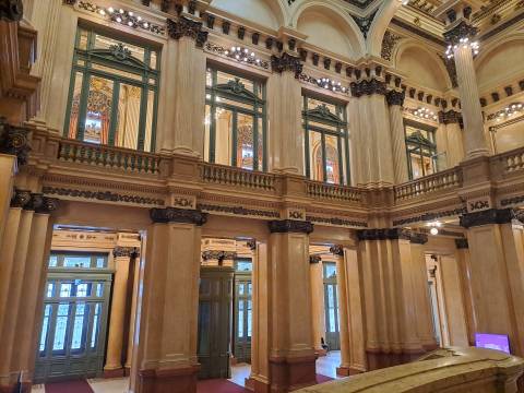 CAMINANDO POR LAS PAREDES DEL TEATRO COLÓN, CABA